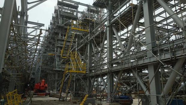Konstruksi Smelter Manyar Gresik milik PT Freeport Indonesia. Sampai Februari 2023, konstruksi smelter sudah mencapai 56,5%, ditargetkan smelter beroperasi Mei 2024. Foto: Pratama Guitarra