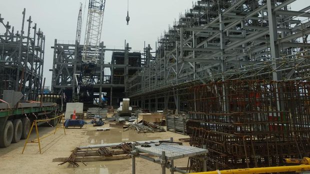 Konstruksi Smelter Manyar Gresik milik PT Freeport Indonesia. Sampai Februari 2023, konstruksi smelter sudah mencapai 56,5%, ditargetkan smelter beroperasi Mei 2024. Foto: Pratama Guitarra