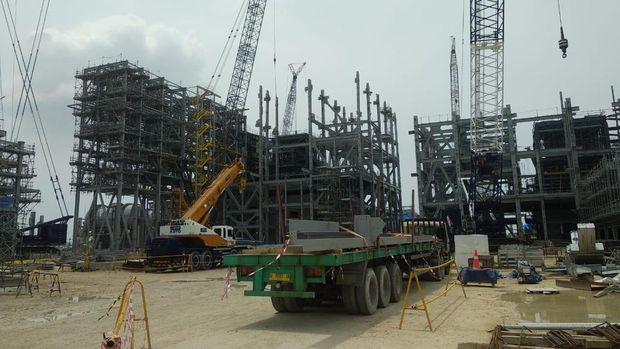 Konstruksi Smelter Manyar Gresik milik PT Freeport Indonesia. Sampai Februari 2023, konstruksi smelter sudah mencapai 56,5%, ditargetkan smelter beroperasi Mei 2024. Foto: Pratama Guitarra