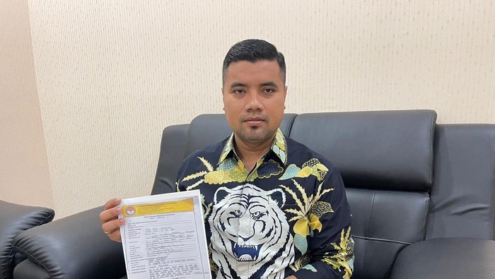 Pengacara istri Bripka AS saat menunjukkan formulir pengajuan permohonan perlindungan ke LPSK. (Foto: Istimewa)