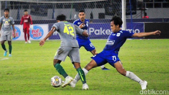 Laga tunda pekan 23 Liga 1 2022/2023 di Stadion Jatidiri Semarang, Rabu (29/3/2023) malam, antara PSIS vs Persebaya berakhir dengan kemenangan tim tamu. Skor 1-2.