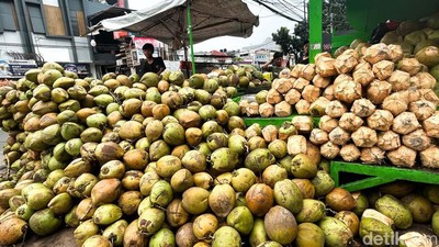 Laris Manis, Bulan Ramadan Pedagang Kelapa Panen Rezeki