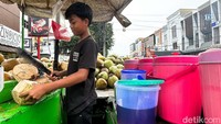 Warga membeli kalapa dari bentuk utuh atau dalam bentuk es kelapa.