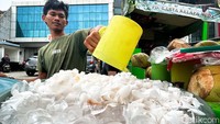 Menjelang waktu berbuka, tempat ini akan diserbu pembeli.