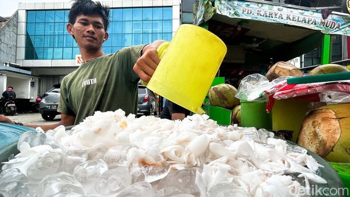 Laris Manis, Bulan Ramadan Pedagang Kelapa Panen Rezeki Memasuki bulan Ramadan, penjualan kelapa muda meningkat drastis. Kelapa ini diserbu warga dalam bentuk utuh maupun es kelapa untuk berbuka puasa.