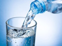 Mengapa Harus Minum Air Mineral Saat Buka Puasa? Ini Penjelasan Dokter