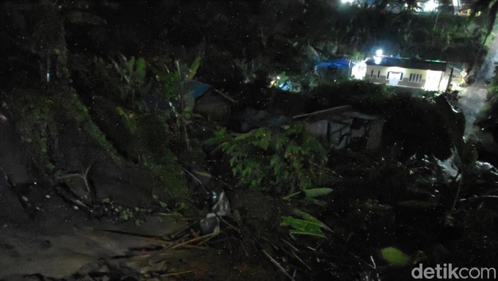 Longsor menimpa rumah di Cugenang, Cianjur, Rabu (29/3/2023).