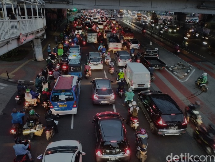 Macet di Jl Kyai Tapa arah Daan Mogot, Jakbar, 29 Maret 2023 pukul 18.00 WIB. (Brigittta Belia PS/detikcm)
