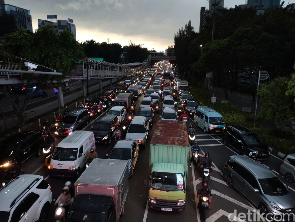 Macet di Jl Kyai Tapa arah Daan Mogot, Jakbar, 29 Maret 2023 pukul 18.00 WIB. (Brigittta Belia PS/detikcm)