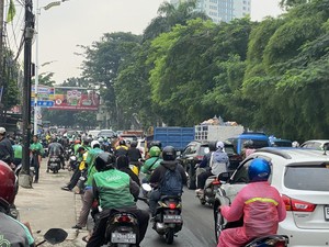Lalin Tanjung Barat Jaksel Macet, Warga Minta Ojol-Angkot Ngetem Ditertibkan