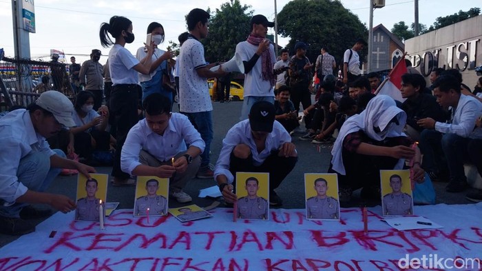 Mahasiswa dari Permasi menggelar aksi di depan Mapolda Sumut. (Foto: Finta Rahyuni)