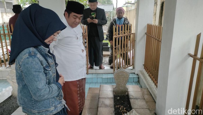 Makam RA Lasminingrat ketika dikunjungi keturunannya di Garut, Rabu (29/3/2023)