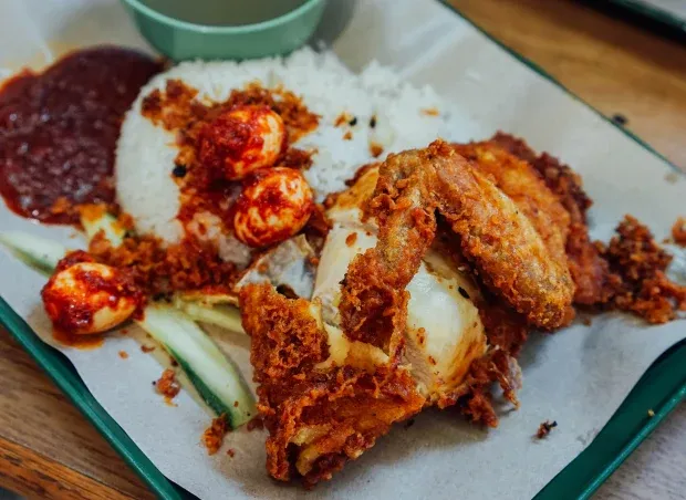 Makin Viral, Penjual Ayam Penyet Tergalak di Singapura Ini Ternyata Baik Hati