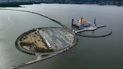 Potret Masjid di Tengah Teluk Kendari yang Jadi Wisata Religi