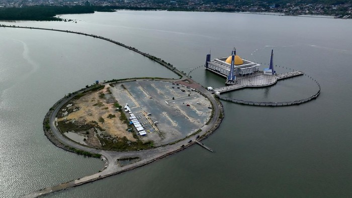 Foto udara bangunan Masjid Al Alam yang berada di tengah Teluk Kendari, Kendari, Sulawesi Tenggara, Selasa (28/3/2023). Masjid dengan luas 12.692 meter persegi itu terdiri dari bangunan utama masjid, plaza tertutup, dan plaza terbuka yang menjadi daya tarik pengunjung untuk berwisata religi selama bulan Ramadhan. ANTARA FOTO/Jojon/foc.