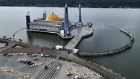 Foto udara bangunan Masjid Al Alam yang berada di tengah Teluk Kendari, Kendari, Sulawesi Tenggara, Selasa (28/3/2023).