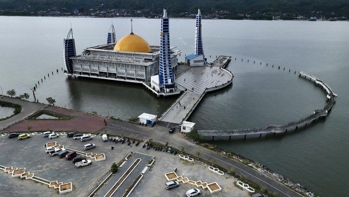 Foto udara bangunan Masjid Al Alam yang berada di tengah Teluk Kendari, Kendari, Sulawesi Tenggara, Selasa (28/3/2023). Masjid dengan luas 12.692 meter persegi itu terdiri dari bangunan utama masjid, plaza tertutup, dan plaza terbuka yang menjadi daya tarik pengunjung untuk berwisata religi selama bulan Ramadhan. ANTARA FOTO/Jojon/foc.
