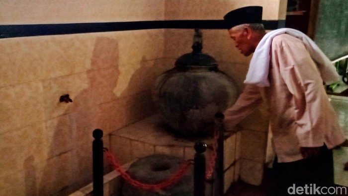 Padasan tanah di masjid Agung Puluhan, Desa Puluhan, Kecamatan Trucuk, Klaten.