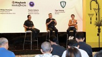 Presiden Direktur Maybank Indonesia, Taswin Zakaria, Project Director Maybank Marathon, Widya Permana, Sekretaris Jenderal Pengurus Besar Persatuan Atletik Seluruh Indonesia (PB PASI), Tigor Tanjung, mengumumkan penyelenggaraan untuk seluruh komunitas pelari dari Jakarta dan bahkan dunia.