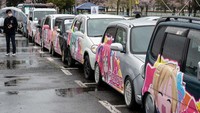 Pengunjung melihat-lihat mobil modifikasi yang dipamerkan.  