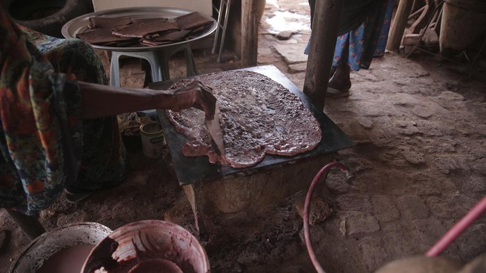 Menjajal Helo Murr, Minuman Khas Ramadan di Sudan A Sudanese Man pours a glass of Helo Murr, a Ramadan drink made with dried corn and spices which is then dipped in water,, in Khartoum, Sudan, Wednesday, March. 22, 2023, ahead of the Muslim holy fasting month of Ramadan. (AP Photo/Marwan Ali)