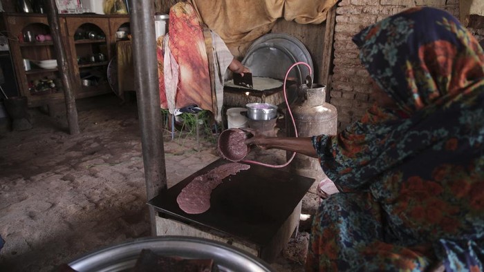 Menjajal Helo Murr, Minuman Khas Ramadan di Sudan A Sudanese Man pours a glass of Helo Murr, a Ramadan drink made with dried corn and spices which is then dipped in water,, in Khartoum, Sudan, Wednesday, March. 22, 2023, ahead of the Muslim holy fasting month of Ramadan. (AP Photo/Marwan Ali)