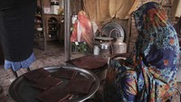 Campuran ini kemudian direndam dalam gula dan air selama beberapa hari.  