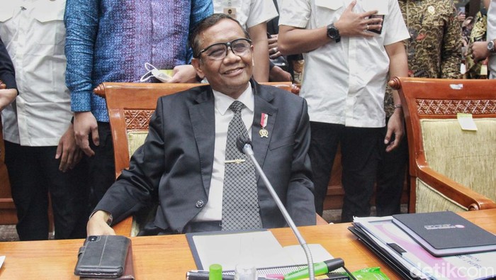 Sebotol minyak kayu putih terlihat dimeja Mahfud MD saat raker bareng Komisi III DPR yang membahas soal transaksi mencurigakan Rp 349 triliun