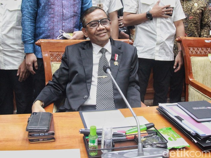 Sebotol minyak kayu putih terlihat dimeja Mahfud MD saat raker bareng Komisi III DPR yang membahas soal transaksi mencurigakan Rp 349 triliun