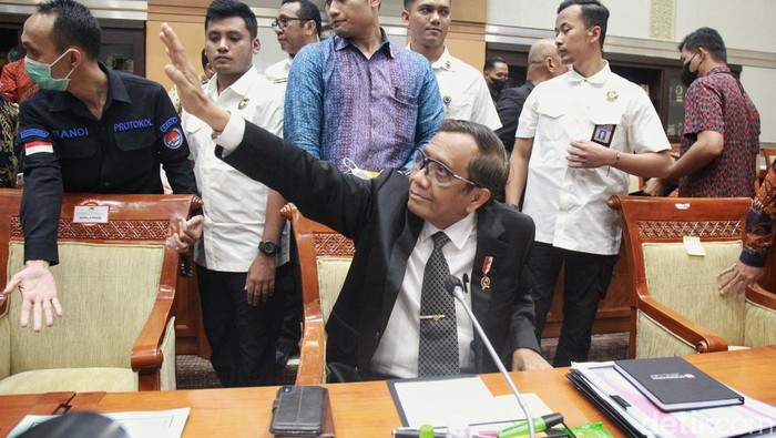 Sebotol minyak kayu putih terlihat dimeja Mahfud MD saat raker bareng Komisi III DPR yang membahas soal transaksi mencurigakan Rp 349 triliun