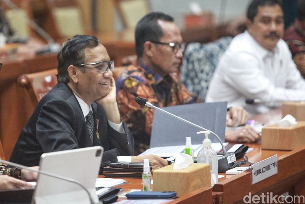 Sebotol minyak kayu putih terlihat dimeja Mahfud MD saat raker bareng Komisi III DPR yang membahas soal transaksi mencurigakan Rp 349 triliun