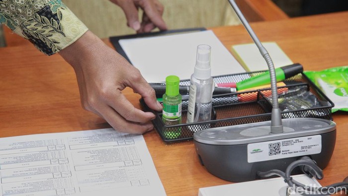 Minyak Kayu Putih Temani Mahfud MD di Sidang Panas Komisi III DPR Sebotol minyak kayu putih terlihat dimeja Mahfud MD saat raker bareng Komisi III DPR yang membahas soal transaksi mencurigakan Rp 349 triliun