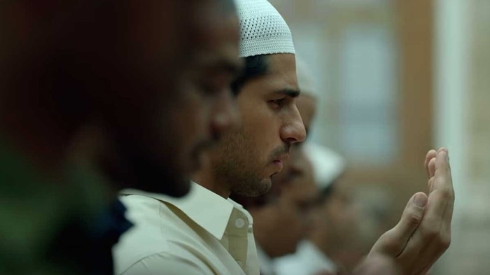 Cuplikan adegan di film Mission Majnu.