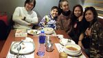 Keseruan Once Mekel saat Makan-makan Bareng Teman SMA