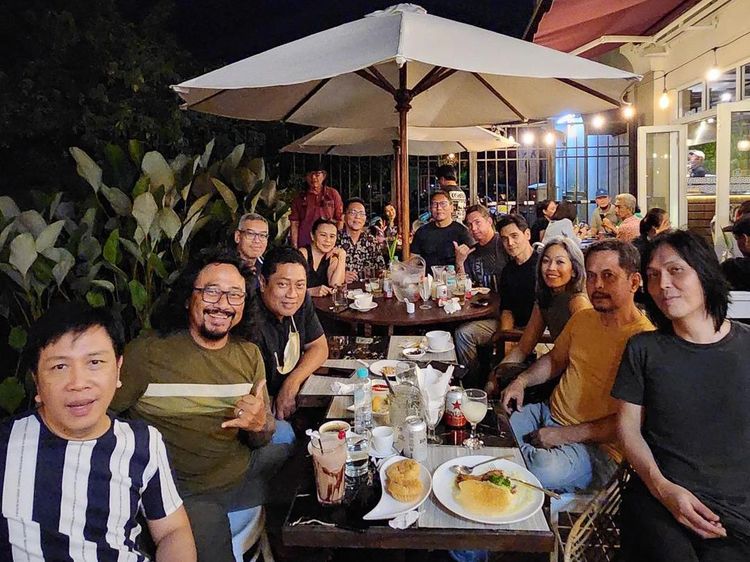 Keseruan Once Mekel saat Makan-makan Bareng Teman SMA