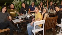 Ini momennya saat dirinya mengadakan reunian dengan teman SMA-nya di Mayosi Cafe. Turut hadir Tyo Nugros dalam momen makan-makan tersebut. Foto: Instagram @oncemekelofficial
