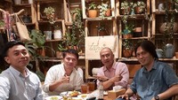 Ada juga momen Once Mekel saat nongkrong di sebuah restoran yang ada di M Blok Space. Dalam momennya ini, Once Mekel bersama dengan Gading Marten. Foto: Instagram @oncemekelofficial