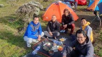 Berbeda dari yang lain, ini adalah momen sarapan Once Mekel di atas gunung. Ia tampak menikmati pemandangan sambil tersaji aneka makanan di depannya. Foto: Instagram @oncemekelofficial