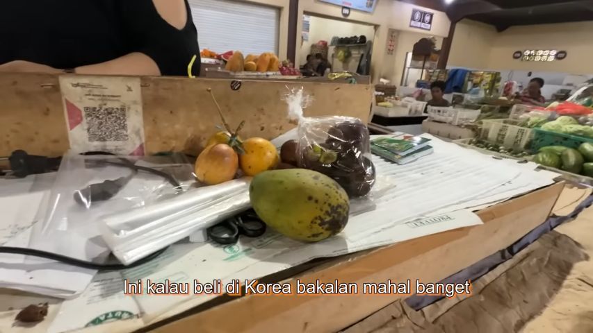 Pasangan Korea Ini Coba Belanja di Pasar Bali