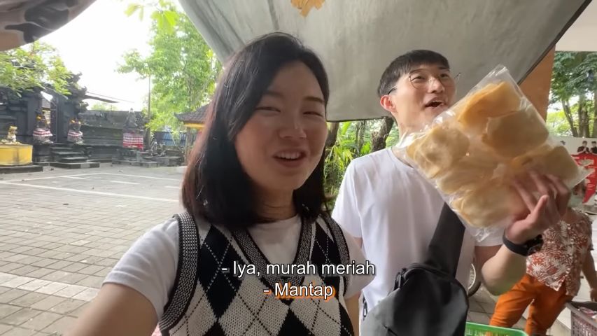 Pasangan Korea Ini Coba Belanja di Pasar Bali
