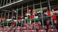 Viral Fans Swiss Bentangkan Bendera Palestina saat Hadapi Israel