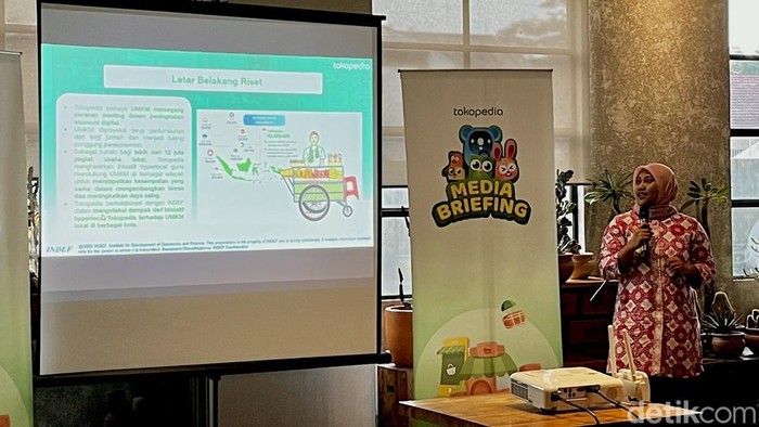 Paparan Nur Komaria Peneliti INDEF dalam acara Inisiatif Hyperlocal: Kontribusi Tokopedia untuk Geliat UMKM Nasional.