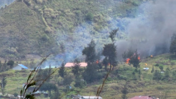 Kelompok kriminal bersenjata (KKB) membakar 3 rumah di Distrik Gome, Kabupaten Puncak, Papua Tengah.