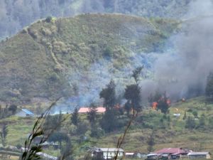 KKB Pimpinan Jelek Waker Bakar Rumah Dinas Guru di Papua Tengah