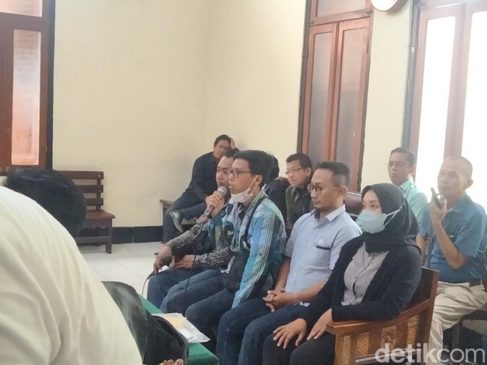 Para saksi saat memberikan keterangan saat sidang di Ruang Garuda, PN Surabaya.