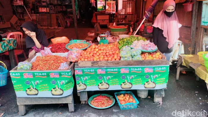 Pedagang Pasar Terong Curhat Sepi Pembeli Imbas Sterilisasi Kunjungan