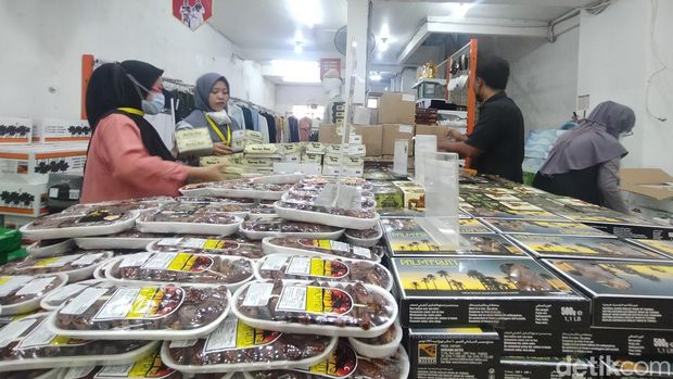 Pembeli kurma di Surabaya