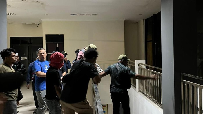 Pembunuh dokter Mawarty (wajah dibungkus kain merah) di Nabire ditangkap.