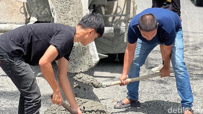 Pemuda di Pekanbaru, Riau perbaiki jalan rusak pakai dana pribadi.