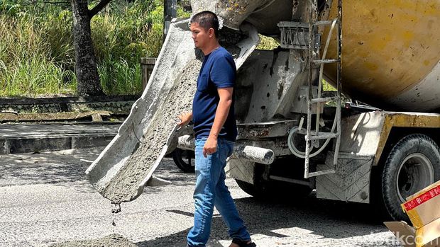 Pemuda di Pekanbaru, Riau perbaiki jalan rusak pakai dana pribadi.
